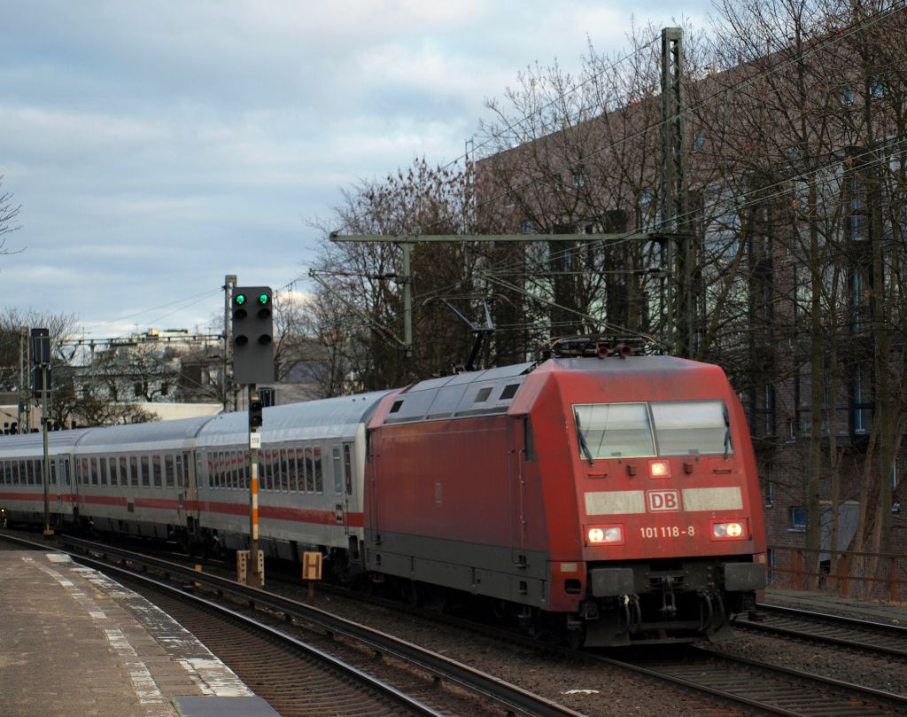 Mit einem IC aus Stuttgart fuhr 101 118-8 durch die S-Bahn Station Holstenstrae.