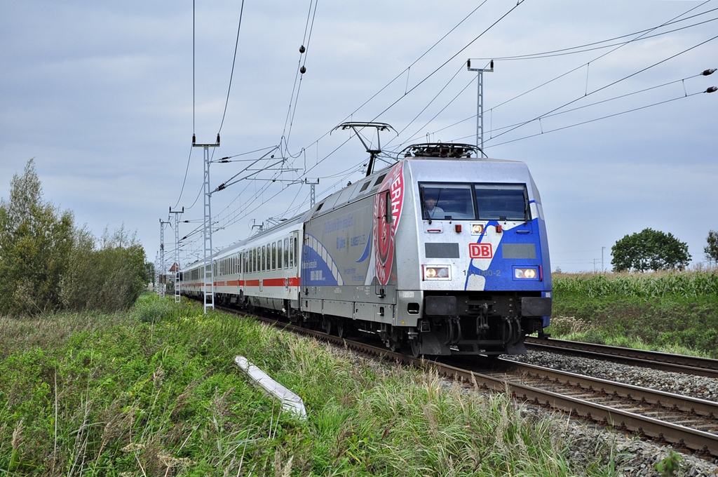 Mit einem IC nach Hamburg saust die 101 060 am 20.09.2011 durch Sildemow in Richtung Schwerin.