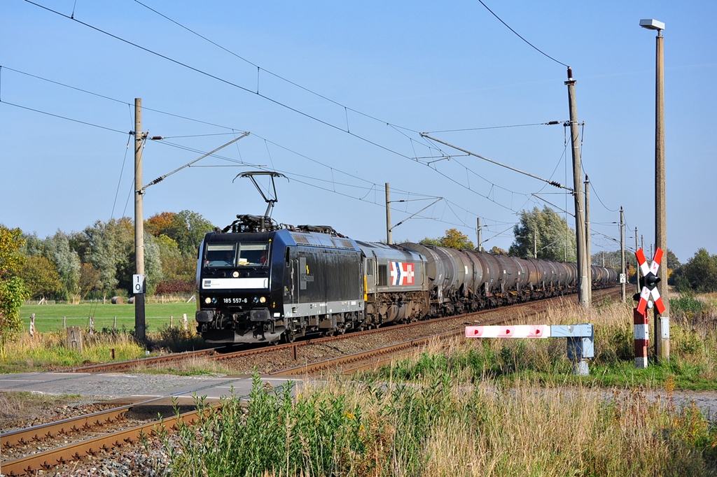 Mit einem Kesselwagenzug aus Stendell rollt die 185 557 mit einer HGK-Class66 im Schlepp durch Bentwisch.Das Ziel ist am 19.10.2012 fast erreicht:Rostock-Seehafen.