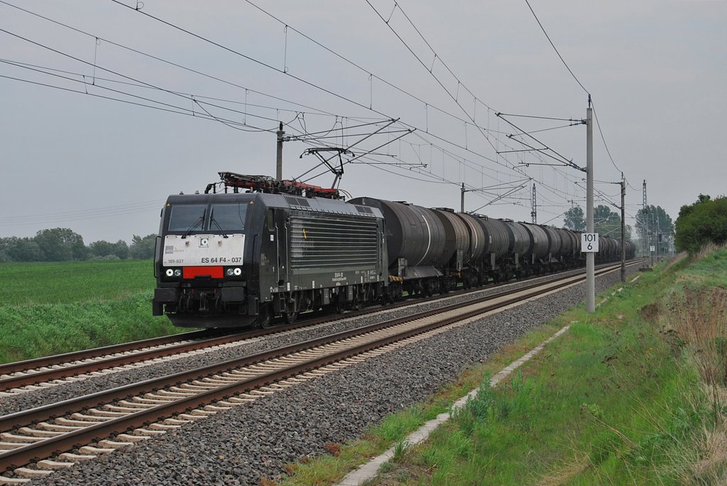 Mit einem Kesselzug aus Stendell rollt die 189 937 am 11.05.2011 durch Prisannewitz in Richtung Rostock-Seehafen.