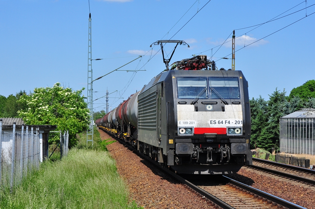 Mit einem Kesselzug rollt die 189 201 am 26.05.2012 durch Dresden Stetzsch in Richtung Dresden Friedrichstadt