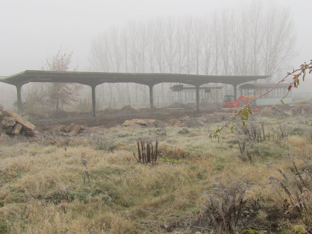 Mit einem kleinen Bagger wurden am 15.11.2011 die Gleise neben dem Bahnsteig freigelegt. (Foto: Dieter Thomas)