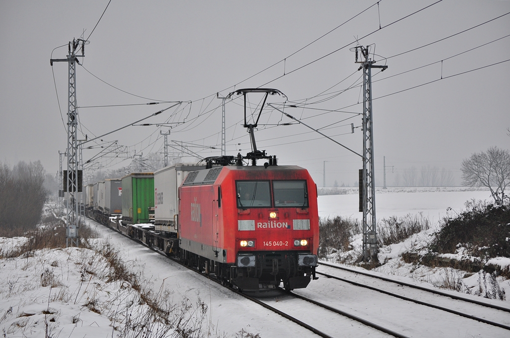 Mit einem KLV-Zug rollt die 145 040 am 10.12.2012 durch Sildemow in Richtung Schwerin.