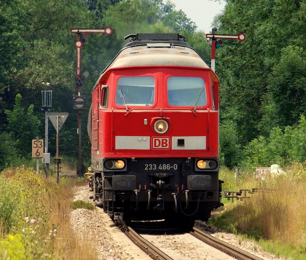 Mit einem Mischer aus Mnchen fuhr 233 486-0 zgig durch Schwindegg am 28.7 Richtung Mhldorf.