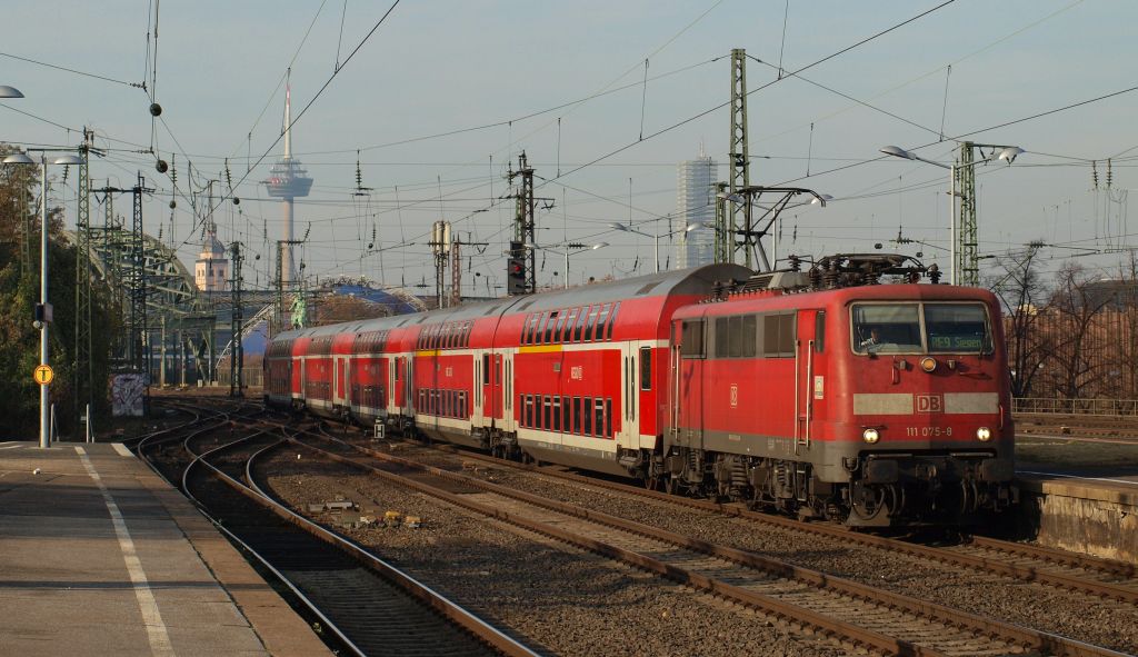 Mit einem RE 9 nach Siegen fuhr 111 075-8 in den Bahnhof Kln Messe/Deutz am 19.11.11.