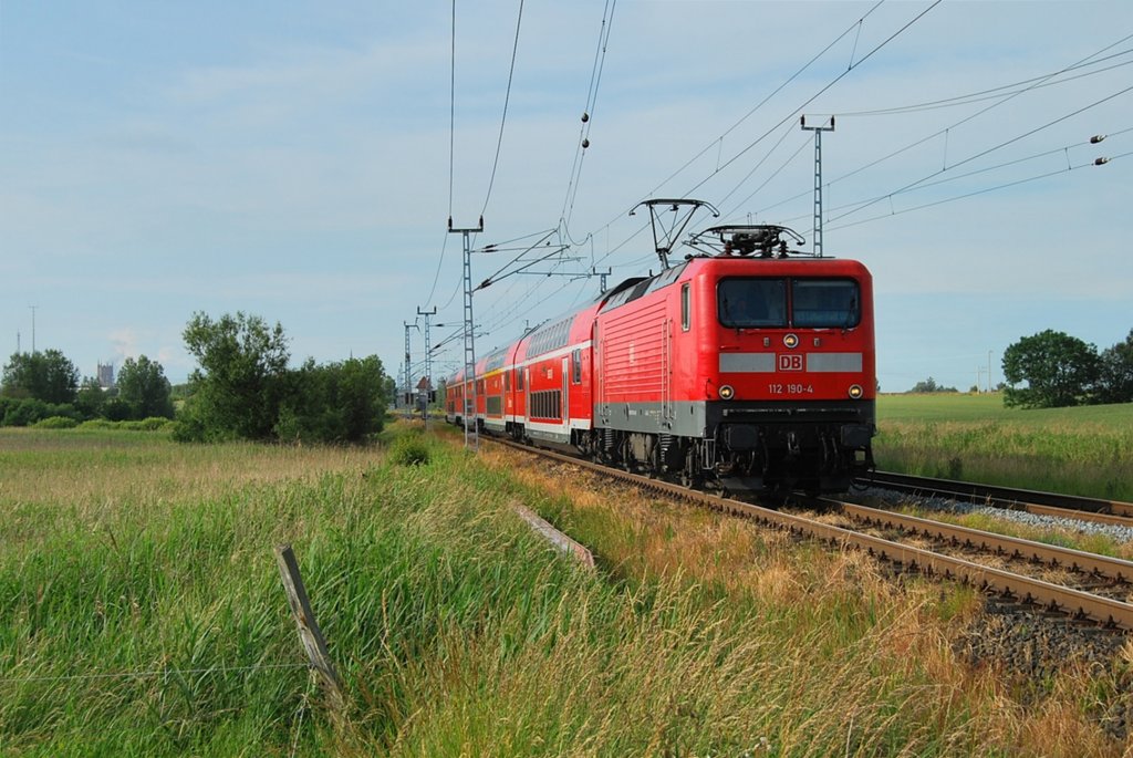 Mit einem RE nach Wittenberg rollt die letztgebaute 112 am 21.06.2009 durch Sildemow.