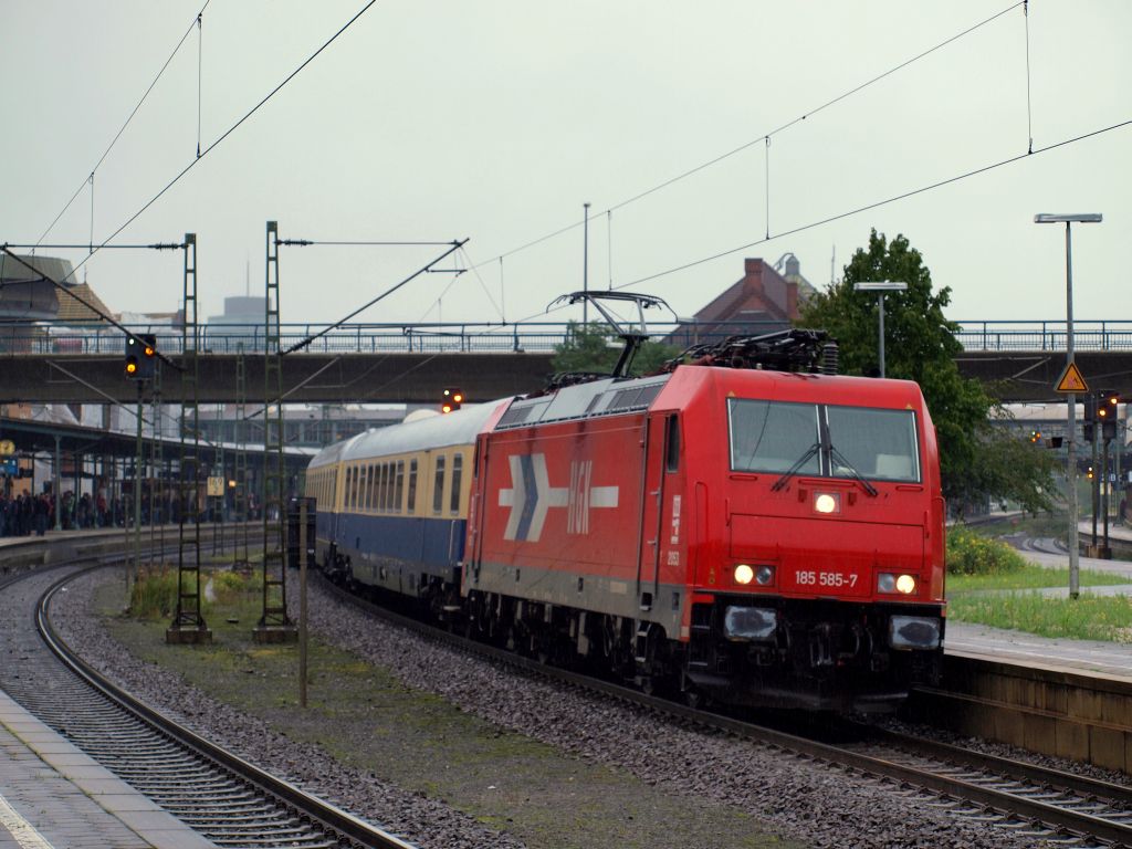 Mit einem Suferleerzug fuhr HGK's 185 585-7 durch Hamburg-Harburg am 26.9.