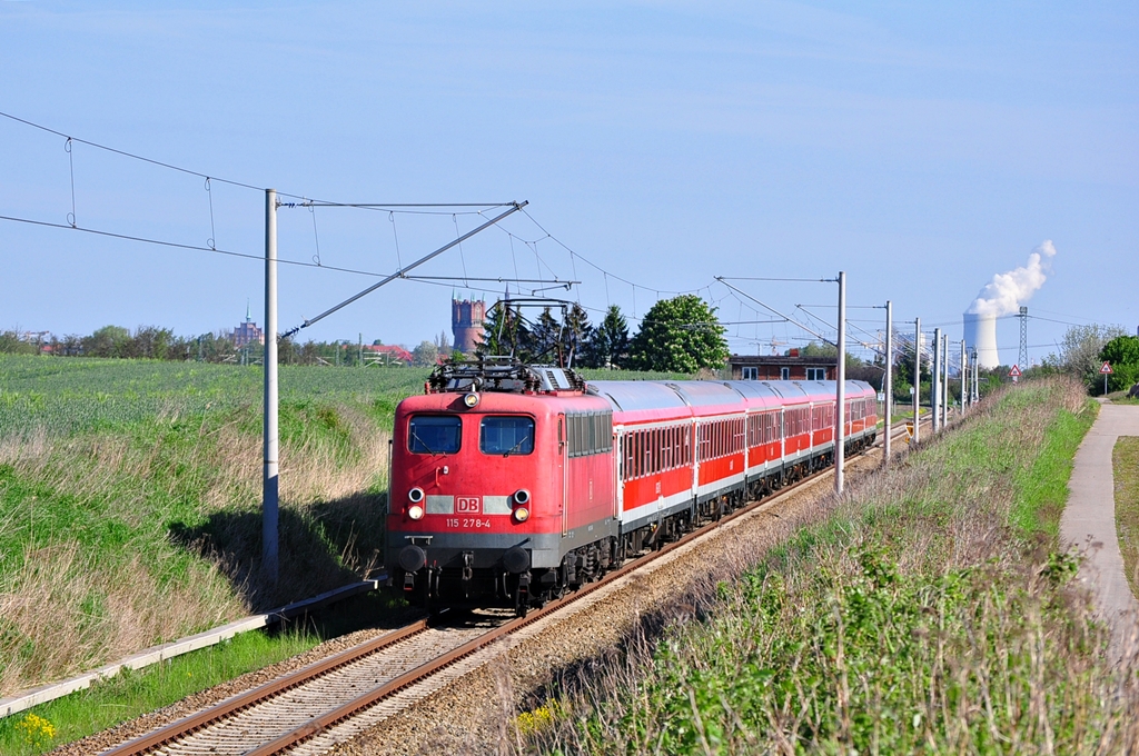 Mit einem Sonderzug nach Berlin ist am 14.05.2012 die 115 278 unterwegs.Der in Warnemnde liegende Fleischdampfer  Norwegian Sun  hatte einem Teil der Passagiere eine Reise in die Hauptstadt ermglicht.In Gragetopshof kurz hinter Rostock wurde sie vom  Ost-Admin  erwartet.