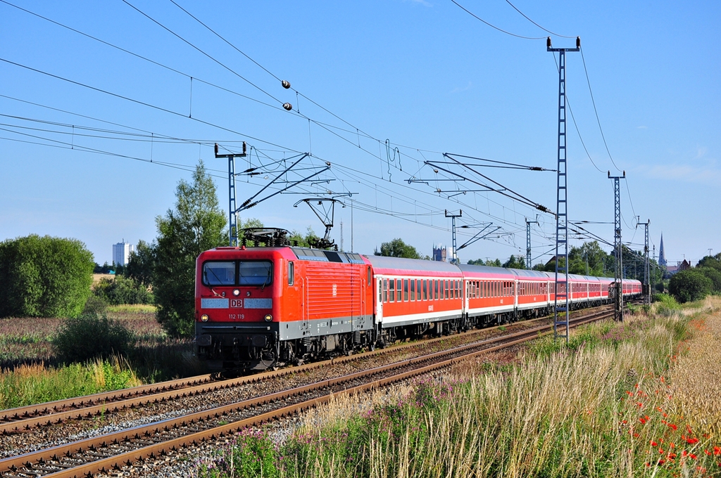 Mit einem Sonderzug voller Kreuzfahrer rollt die 112 119 am 25.07.2012 durch Sildemow.Nach Berlin geht die Reise.