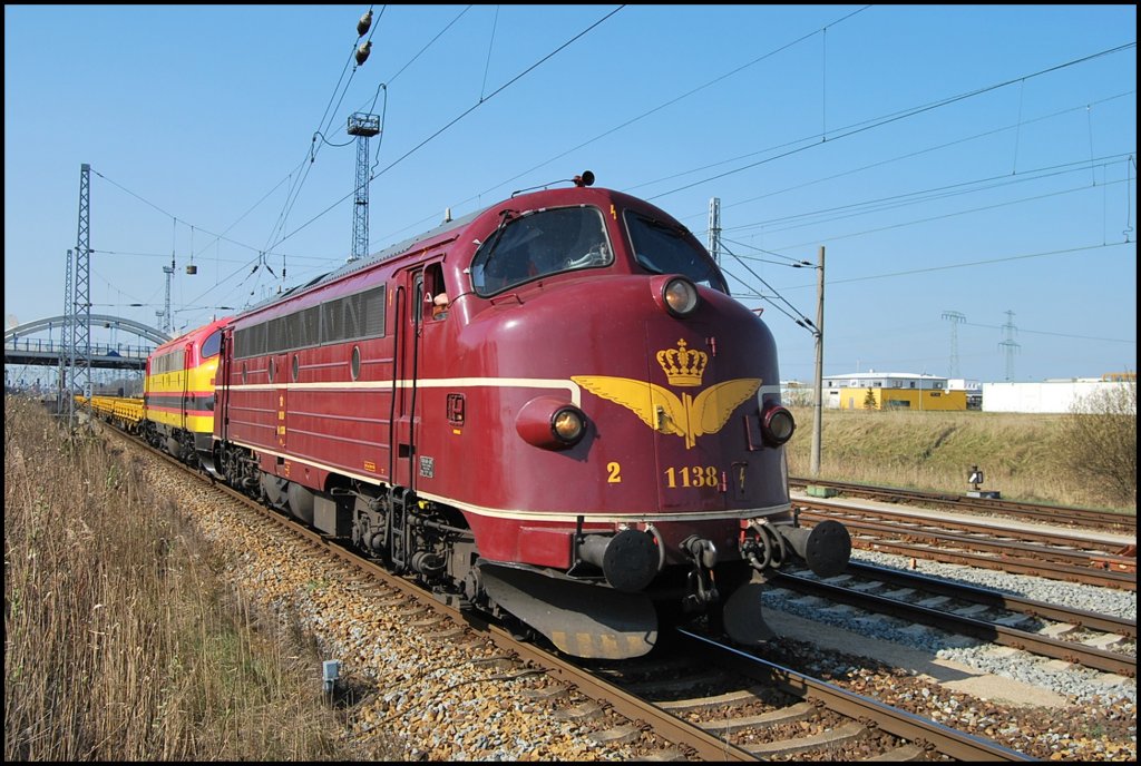 Mit einen ordentlichen Getse brummen die beiden  Kartoffelkfer  am 11.04.2009 aus dem Seehafen Rostock hinaus.