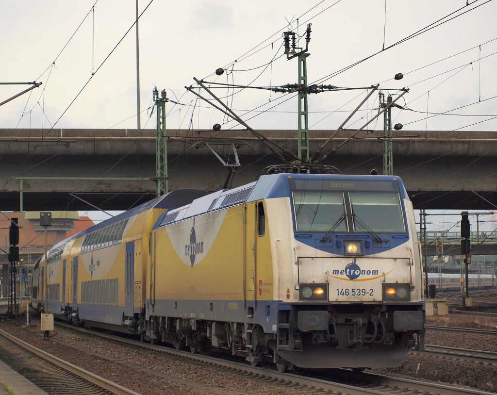 Mit Fernlicht fuhr der Metronom nach Uelzen aus dem Bahnhof von Hamburg-Harburg am 15.1. Gezogen wurde der Zug von 146 539-2.