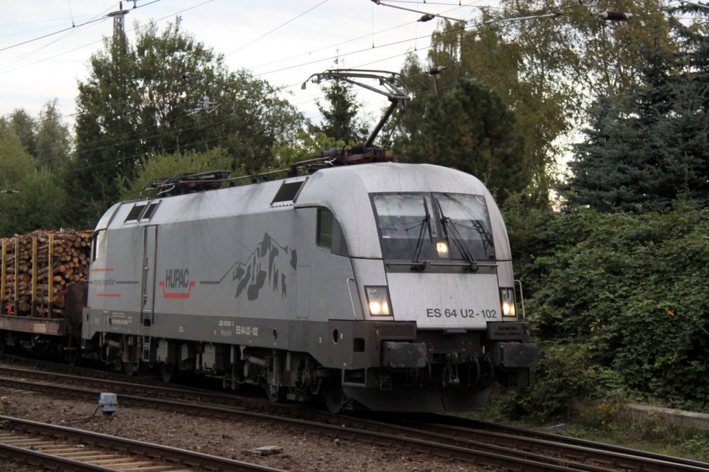 Mit frischem Holz ging es am 02.09.2012 fr ES 64 U2-102 von Rostock-Bramow nach Stendal-Niedergrne.