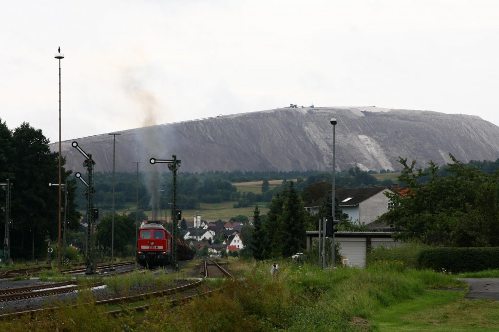 Mit einer hohen Abgasfahne fhrt 233 698-0 am 06.08.12 in Heimboldshausen mit ihrem Kalizug an.