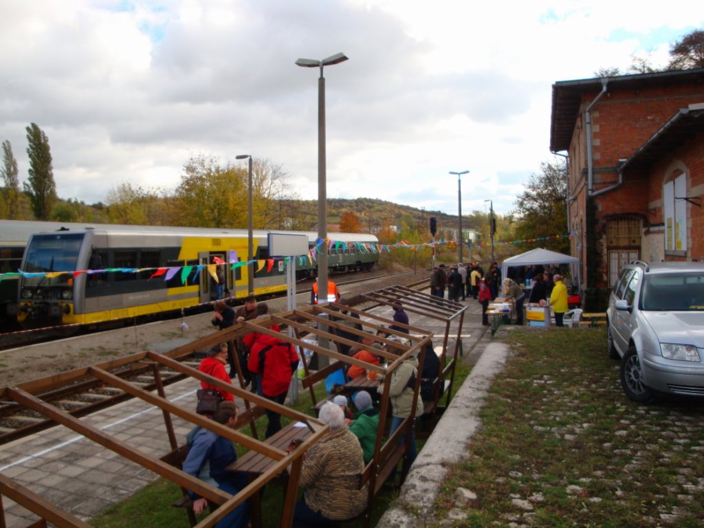 Mit Informationsst�nden und Gegrillten verbrachten viele Besucher einen sch�nen Nachmittag in Karsdorf; 24.10.2010. (Foto: G�nther G�bel)
