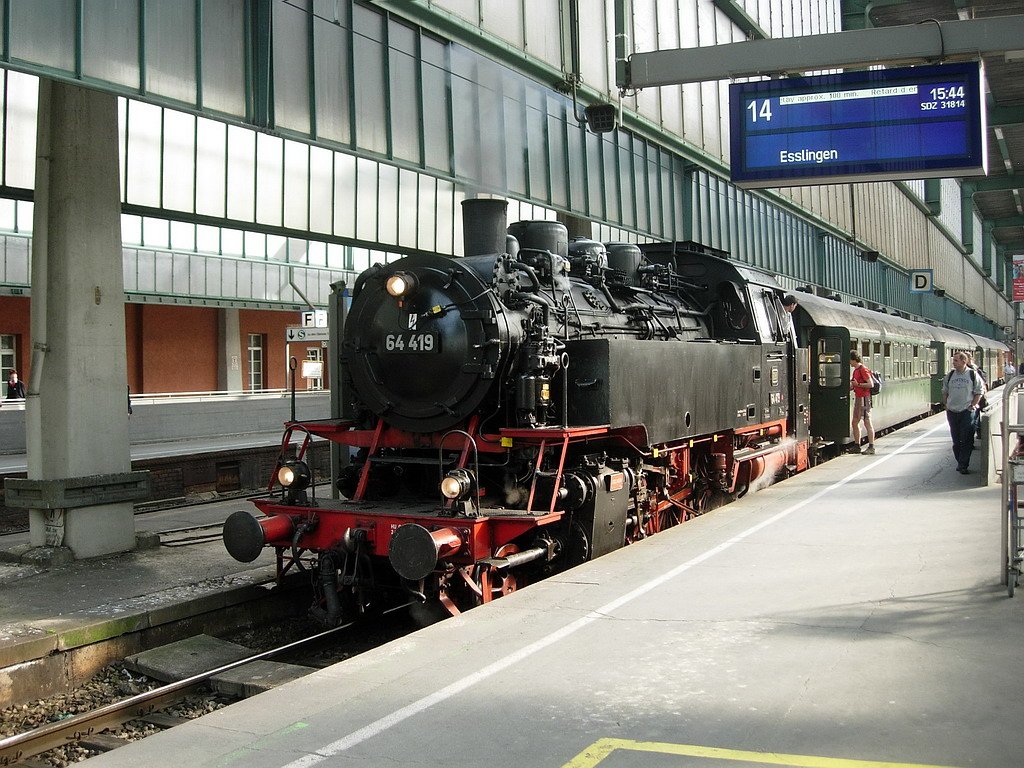 Mit klassischen Umbauwagen im Stuttgarter Hbf.