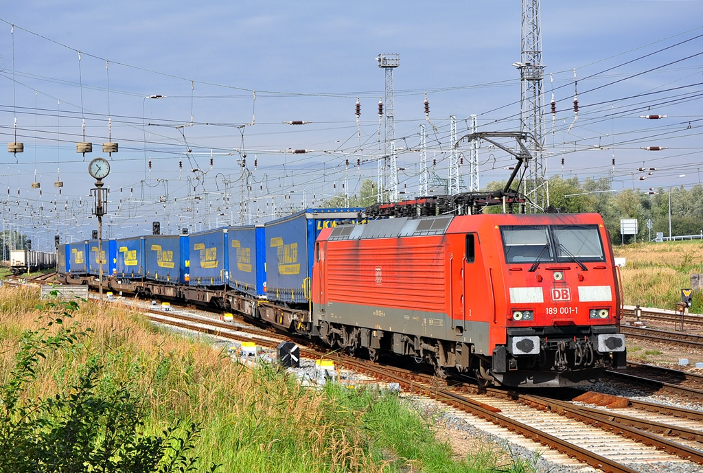 Mit knapp 20 Minuten Versptung verlsst die 189 001 am 02.12.2012 mit dem KT 42153 nach Verona den ehemaligen Rbf Rostock-Seehafen.