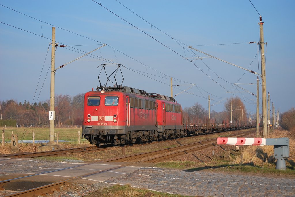 Mit einer  Leerrhre  aus Mukran rollen die 139 262 und eine Schwesterlok durch Bentwisch.Geknipst am 29.01.2011 am Posten 20.