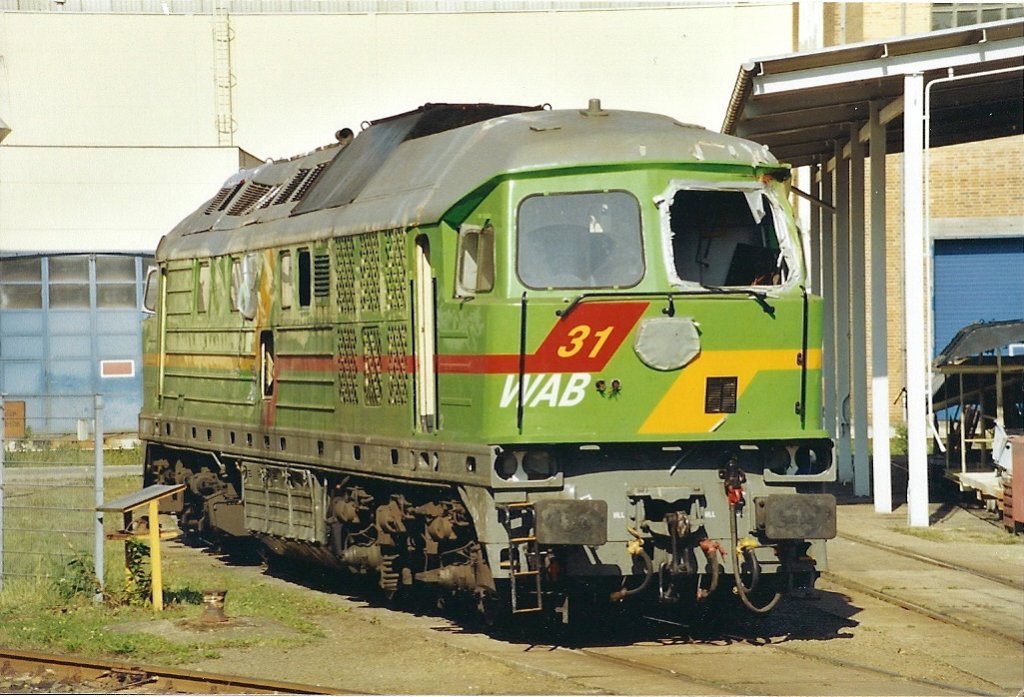 Mit massiven Unfallschden steht die WAB 31(ex 232 037) im Oktober 2004 im RAW Cottbus.