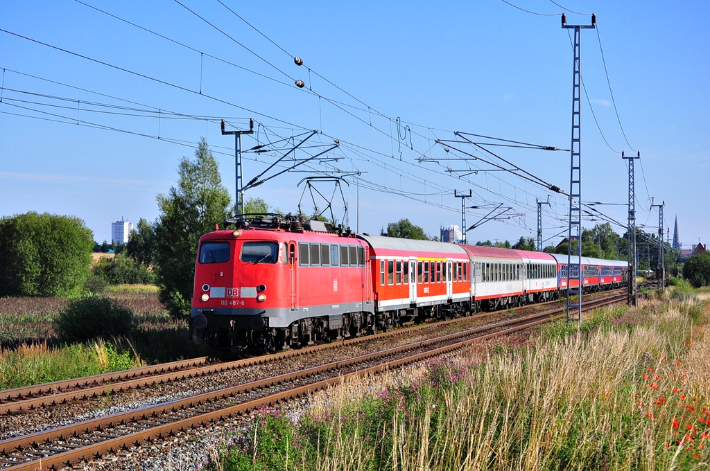 Mit Passagier des in Warnemnde liegenden Kreuzfahrers  Norwegian Sun  rollt die 110 487 nach Berlin.Am frhen Morgen des 25.07.2012 wurde sie in Sildemow abgepasst.