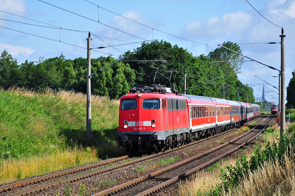 Mit Passagieren des in Warnemnde liegenden Kreuzliners  Norwegian Sun  ist die 110 487 am 16.07.2012 unterwegs nach Berlin.Kurz hinter Rostock wurde sie geknipst.