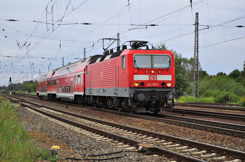 Mit der RB 21 nach Potsdam Hbf fhrt die 143 193 am 10.09.2011 in den Bhf Priort ein.