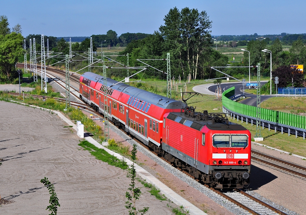 Mit der S1 nach Warnemnde rollt die 143 889 dem vorletzten Halt Warnemnde Werft entgegen.