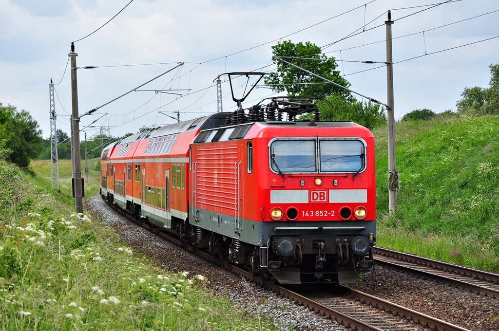 Mit der S2 nach Gstrow rollt die 143 852 am 06.065.2012 durch Sildemow in Richtung Rostock Hbf.