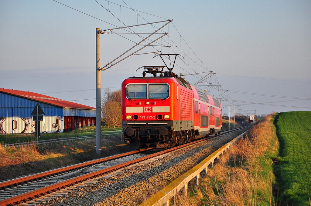 Mit der S3 aus Gstrow hat die 143 852 ihr Ziel Rostock Hbf fast erreicht.Hier am 23.04.2013 in Gragetopshof.