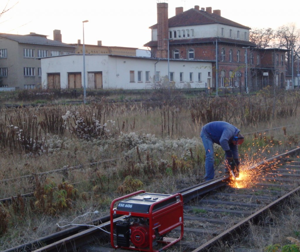 Mit schweren Ger�t wurde am 17.11.2012 im Rahmen eines Arbeitseinsatzes der IG Unstrutbahn daran gearbeitet, die Befahrbarkeit eines Anschlussgleises zur Kalihalde wieder herzustellen. (Foto: G�nther G�bel)
