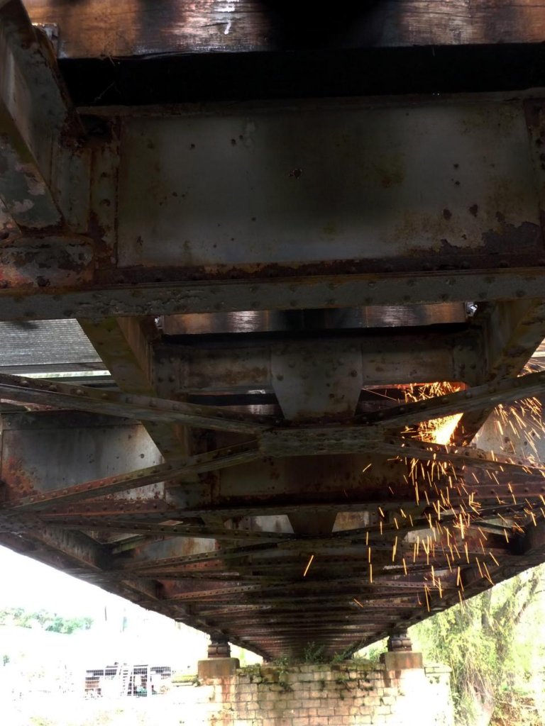 Mit schwerer Technik wird die alte Saalebr�cke in Ro�bach demontiert; 08.10.2011 (Foto: Klaus Pollm�cher)