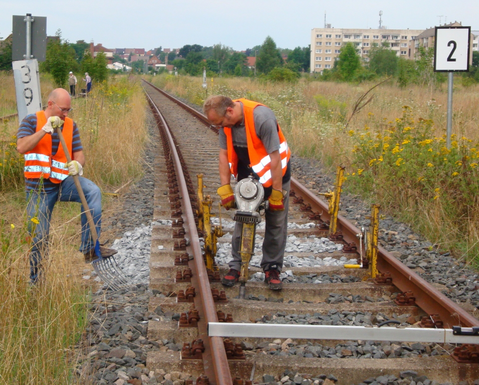 Mit viel Muskelkraft wird ein Teil des Gleises an der Ro�lebener Bahnhofseinfahrt neu unterschottert; 08.08.2010 (Foto: G�nther G�bel)