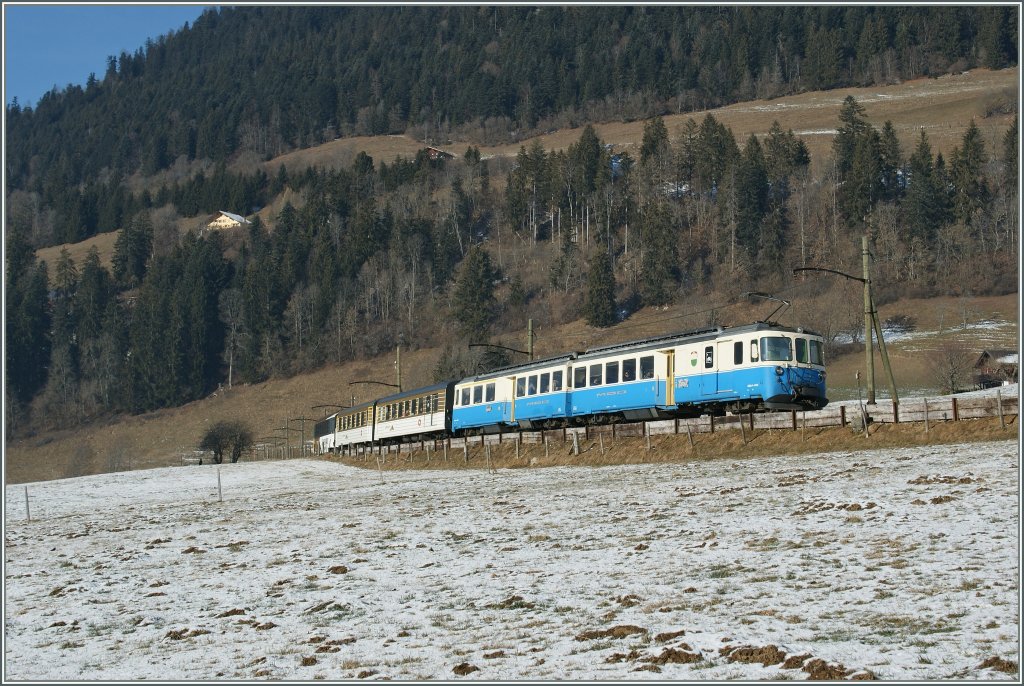 MOB ABDe 8/8 mit einem Regionalzug bei Chteau d'Oex am 23.01.2011