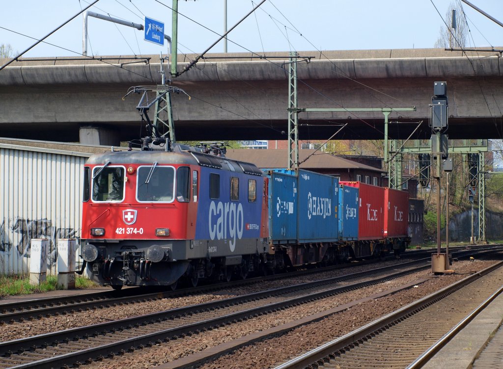 Modellbahnfeeling in Hamburg-Harburg am 24.4 dachte ich als Re 421 374-0 mit 3 Gterwagen um die Ecke fuhr.