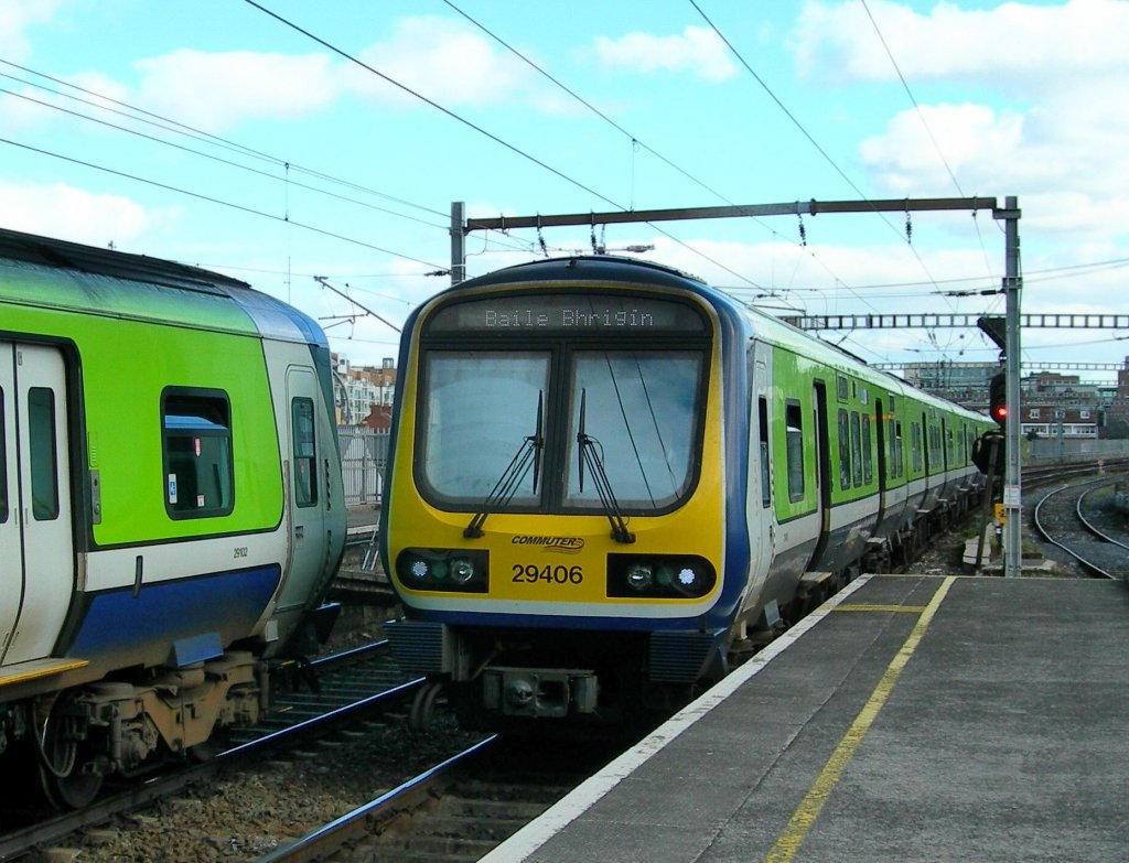 Moderne Dieseltriebzge bieten um Dublin vermehrt ein Vorortsverkehr, 
der diesen Namen auch verdient. 
3. Okt. 2006