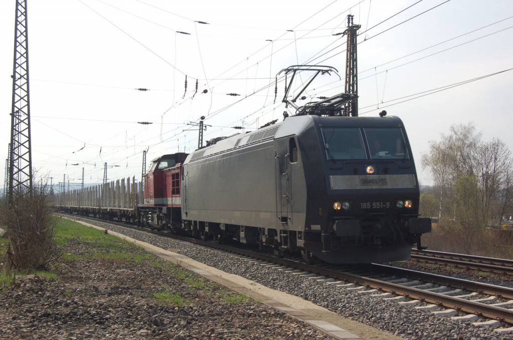 MRCE 185 551-9 + Kubecon 04 mit leeren Holzwagen Richtung Gro�korbetha, am 21.04.2013 bei der Ausfahrt in Naumburg Hbf. (Foto: dampflok015)