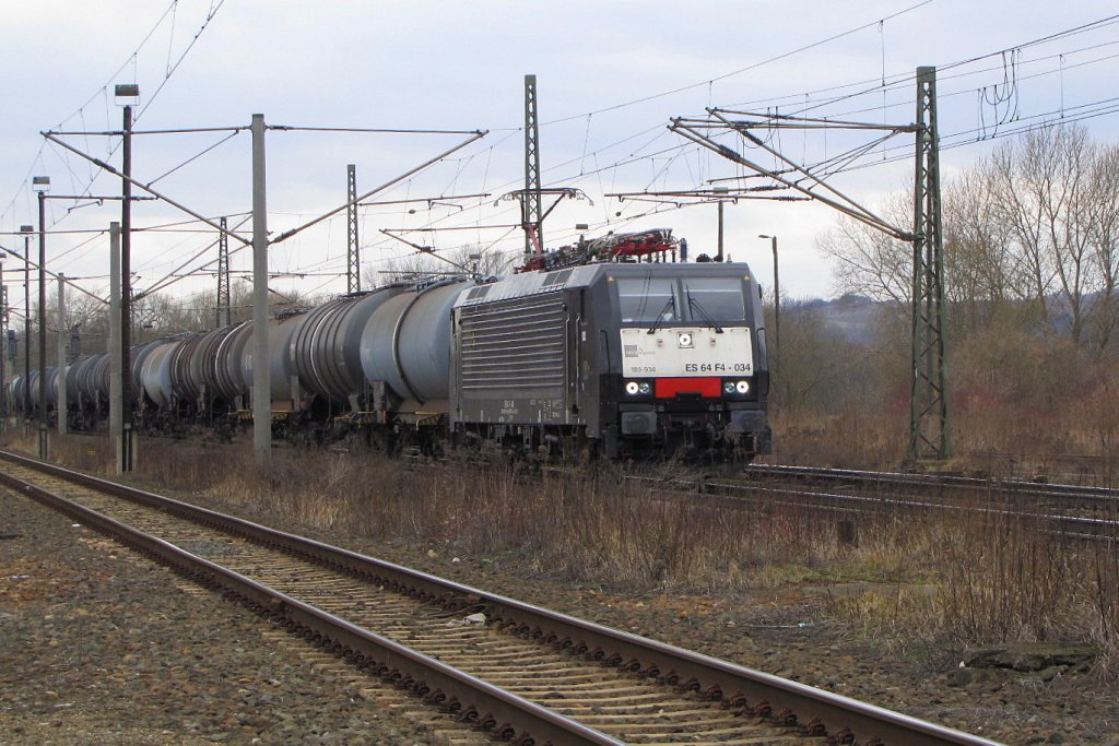 MRCE 189 934-3 mit Kesselwagen Richtung Gro�korbetha, bei der Durchfahrt in Naumburg Hbf; 20.03.2010