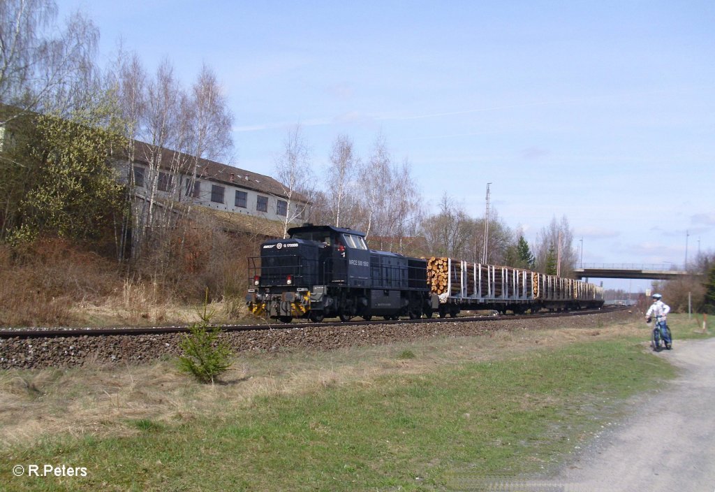 MRCE 500 1592 verlsst Wiesau/Oberpfalz mit einem Holzzug. 09.04.10