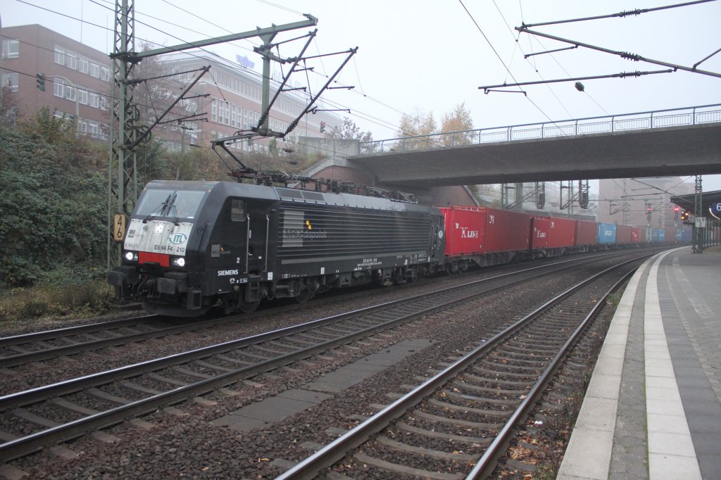 MRCE ES 64 F4-210(189 210-8)
Vermietet an ITL Eisenbahn GmbH, Dresden
Sie kam mit ihren Containerzug am 09.11.2011 durch Hamburg Harburg Gefahren.
