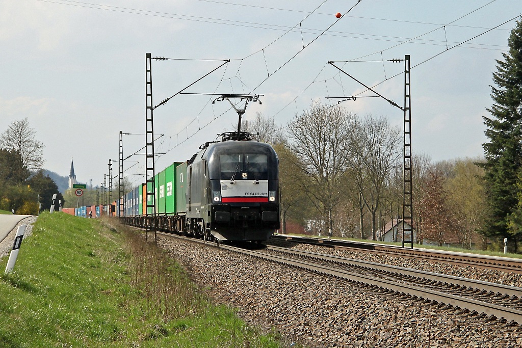 MRCE-Taurus ES 64 U2-062 mit einem langen KVL in Richtung Passau fahrend. Im Hintergrund die Kirche von Vilshofen, das der Zug eben durchfahren hat. Abgelichtet am 12.4.2012. 