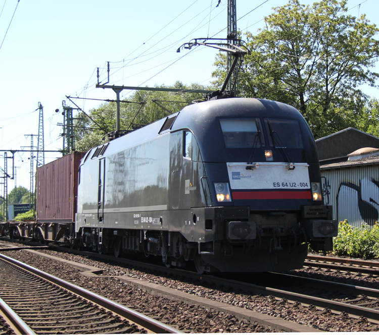 MRCE-Taurus ES64 U2-004 bei der Durchfahrt im Bahnhof Hamburg-Harburg(04.06.2011)