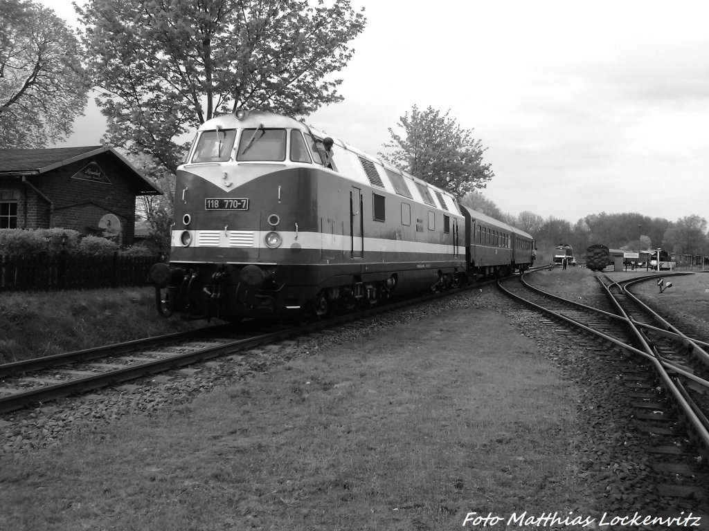 MTEG 118 770-7 beim Rangieren im Bahnhof Putbus am 10.5.13 / Foto im Klassischen DDR Style Schwarzwei