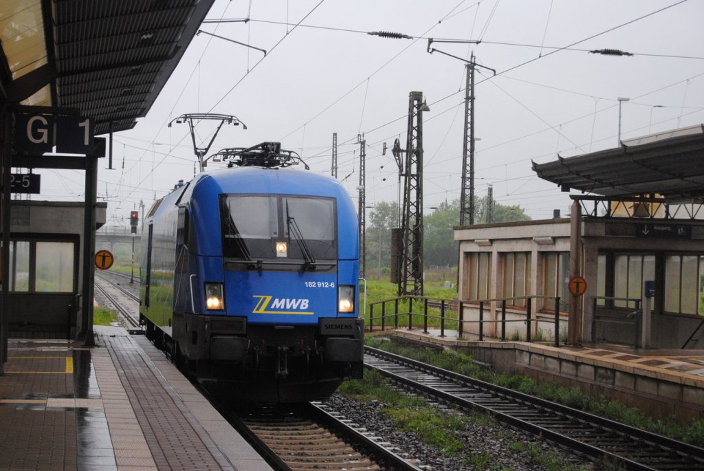 MWB 182 912-6 Lz Richtung Gro�krobetha, am 26.05.2013 in Naumburg Hbf. (Foto: dampflok015)