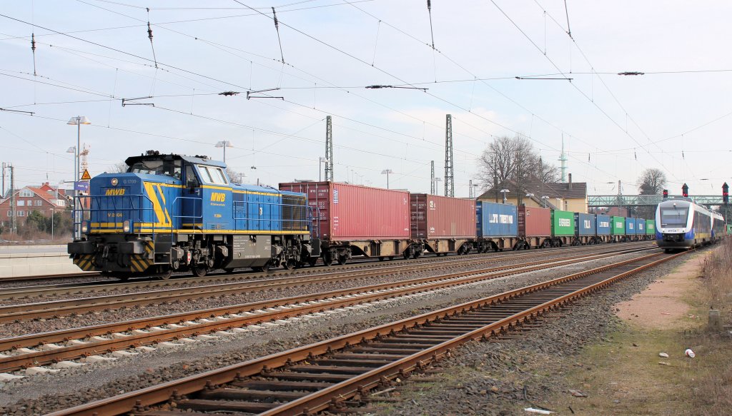 MWB 2304 durchfährt den Bf Buchholz i. d. N. mit einen Containerzug am 20.03.2012