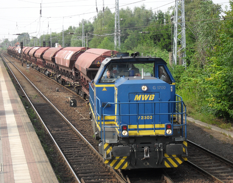 MWB-LOK V2302+Dngerzug von Rostock-Bramow Richtung Poppendorf bei der Ausfahrt in WRB.(13.08.10)