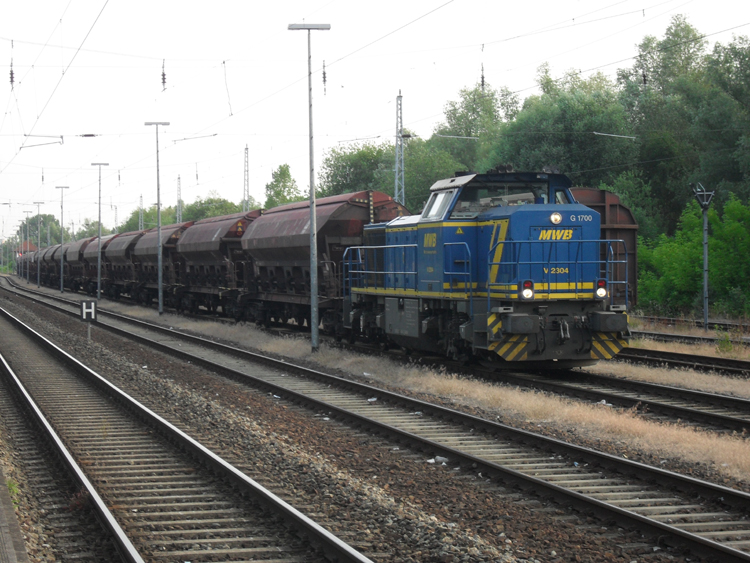 MWB-LOK V2304 wartet mit einem Dngerzug(Rostock-Bramow - Poppendorf)
auf die Ausfahrt im Bahnhof Rostock-Bramow um 06.15(02.07.10) 