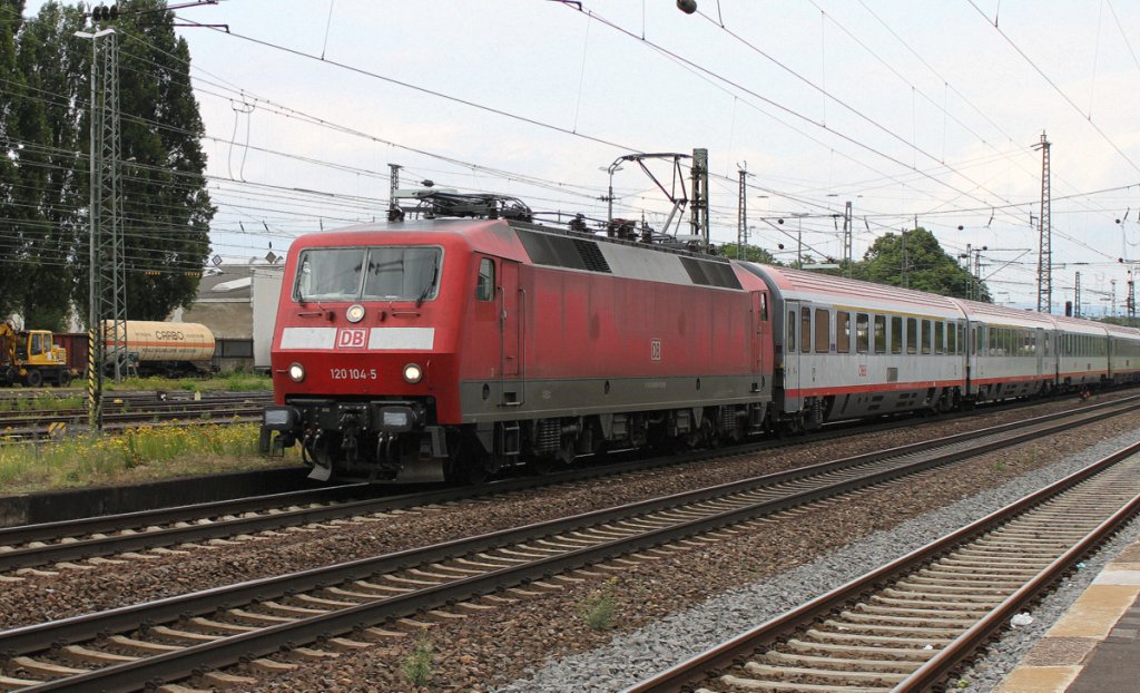 Na da schaut doch auch ne 120 mal in Neuwied vorbei. 120 104-5 mit Fernzug gen Norden in Neuwied. (Neuwied, 26.06.2013)