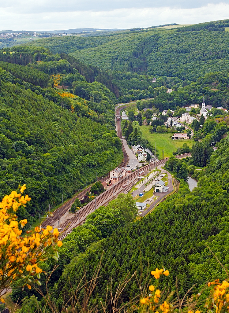 Na wo ist der Zug...?

Blick vom Aussichtspunkt  Hockslay  auf den Keilbahnhof Kautenbach am 15.06.2013
Rechts geht die Nordstrecke weiter in Richtung Belgien und links gabelt die Strecke eingleisig nach Wiltz ab.

Hier kommt gerade aus Wiltz ein Z2 (2004)...
Nun msste man auch den Zug sehen ;-)