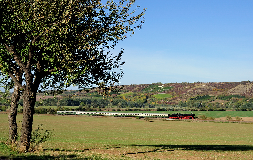 Nach der Abstellung der Wagen in Karsdorf und der Drehfahrt der 41 1144-9 �ber Camburg, fuhr der Leerzug am Nachmittag zur�ck nach Freyburg um die Besucher zur�ck nach Altenburg zu bringen. Hier zu sehen am 30.09.2012 bei Kirchscheidungen. (Foto: Hans-J�rgen Warg)