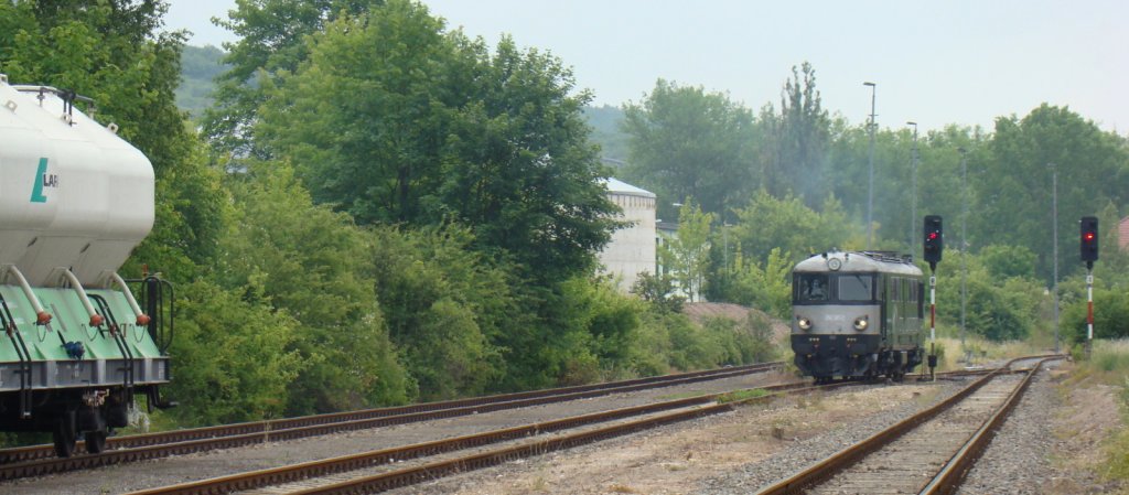 Nach der Ankunft in Karsdorf Bbf setzt die CTL 252 021-1 (ST43 R007) um, damit sie die leeren Lafarge Zementkesselwagen ins Zementwerk ziehen kann; 13.06.2012 (Foto: G�nther G�bel)