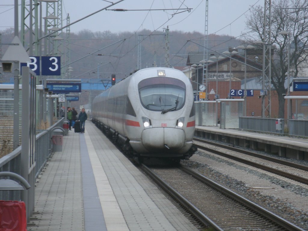 Nach einer Auszeit bin ich wieder bei der bahnfotokiste zurck.Obwohl der ICE Einsatz auf Rgen fr 2012 seit dem 06.Oktober 2012 beendet ist,fuhr am 17.November 2012 der ICE 1515 Binz-Mnchen wieder.Hier erreichte 411 081-3 Bergen/Rgen.